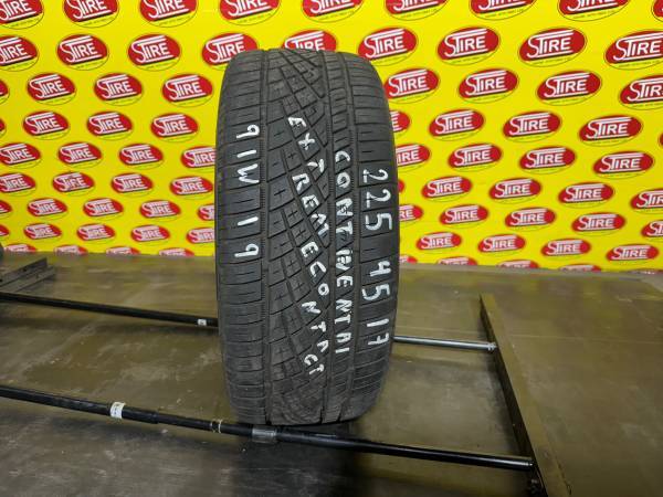22545R17 91W Continental ExtremeContact (DWS06 )Used All Season Tire 225/45R17 91W Continental ExtremeContact (DWS06 )Used Single All Season Tire - Image 1