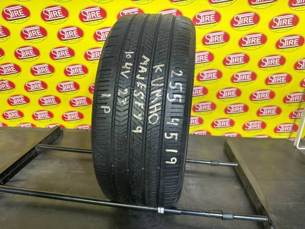 25545R19 Kumho Majesty 9 Solus EV Used Single all Season Tire M+S 255/45R19 Kumho Majesty 9 Solus EV Used Single All Season Tire - Image 1